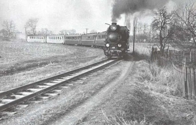 Паровоз веде приміський вузькоколійний потяг Ужгород – Анталовці. Початок 1970-х років