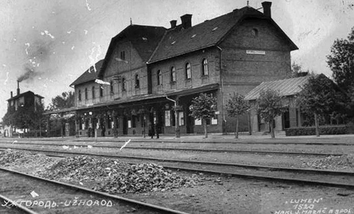 Перший залізничний вокзал в Ужгороді, зведений у 1904 р. Зараз в цьому будинку приміські каси