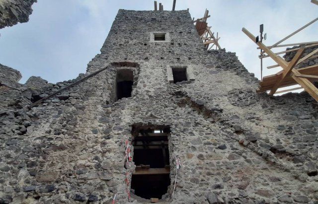 "Секретную комнату" нашли в башне известной каменной крепости в Закарпатье