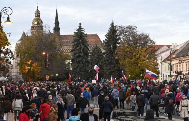 К западу от Ужгорода у словаков митинговали против карантина и антикоронавирусных мероприятий