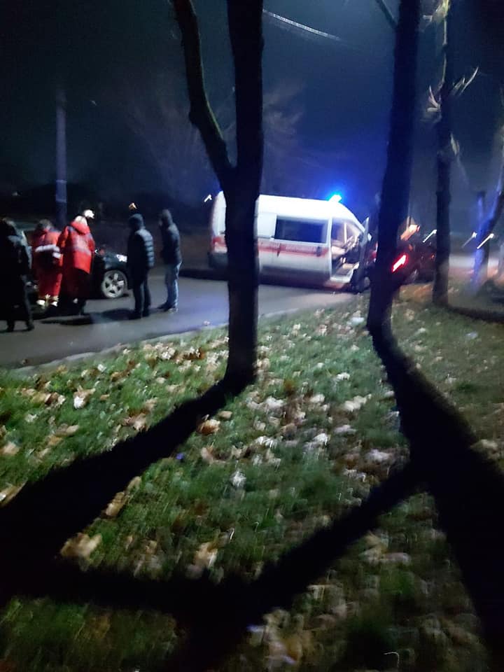 У Мукачево власник іномарки на єврономерах здійснив наїзд на дівчину — жертву забрала "Швидка"