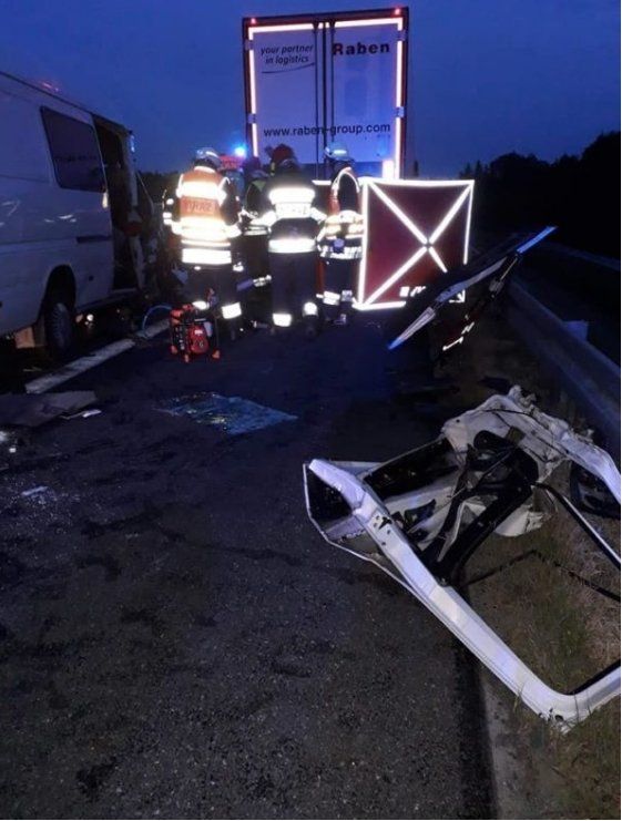 Ужас! Микроавтобус с 7-ю украинцами влетел в камион в соседней Польше