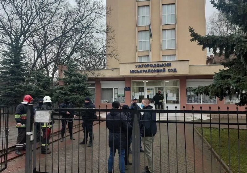 В Ужгороді з будівлі суду через загрозу вибуху евакуювали людей
