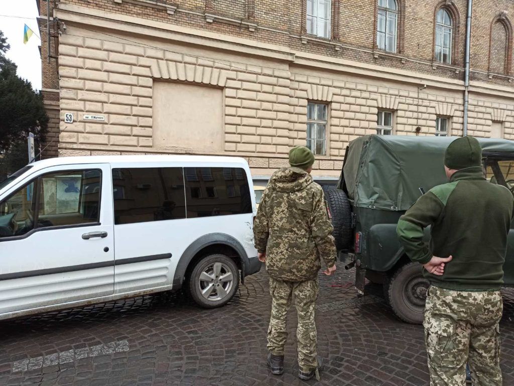 "Військовий" УАЗик не розминувся з легковиком в Ужгороді