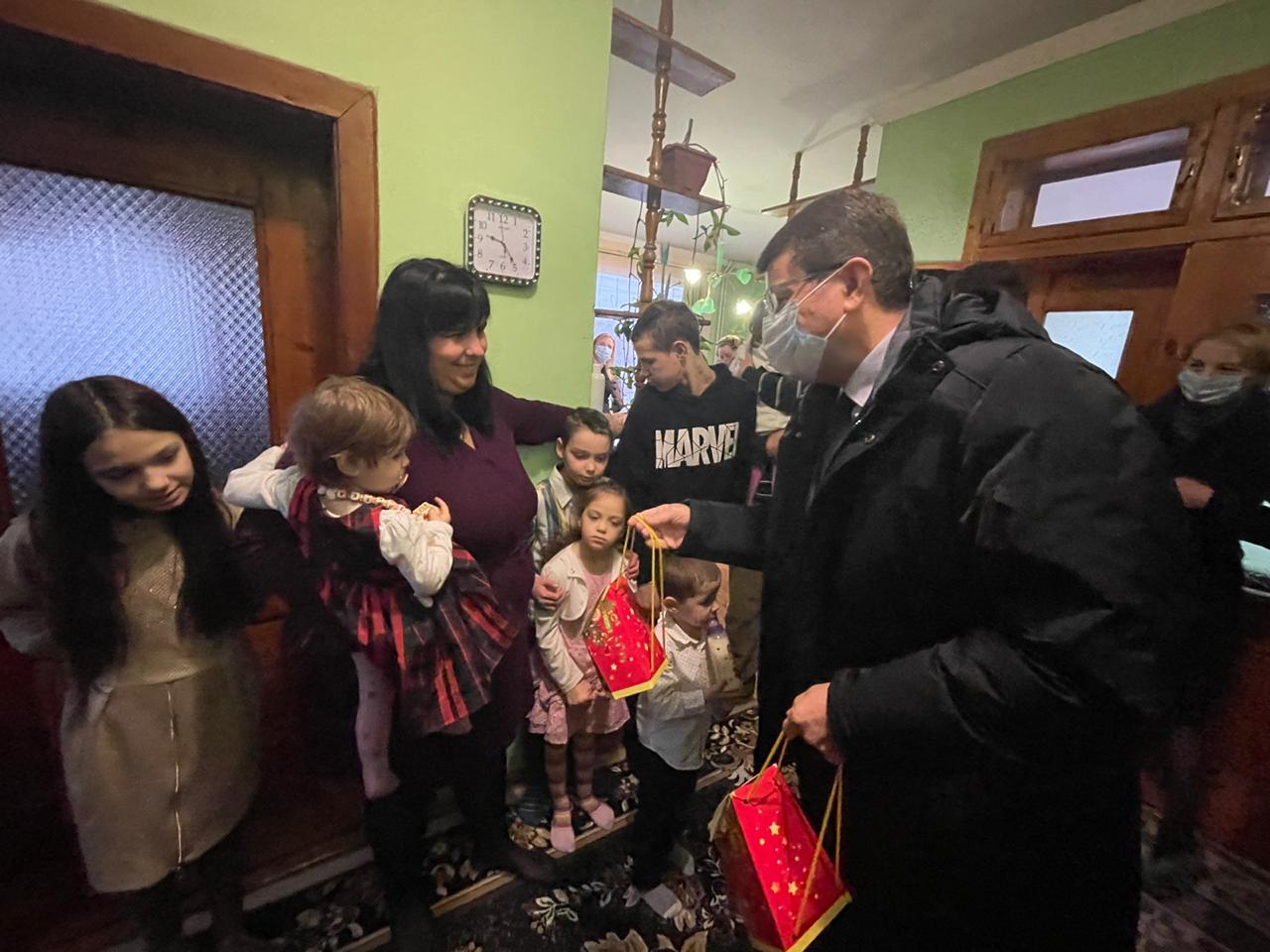 Новоселье в собственном 2-этажном доме празднует большое семейство в Закарпатье