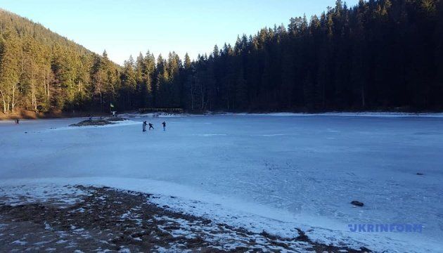 Лед сковал водные просторы "Морского глаза" в Закарпатье