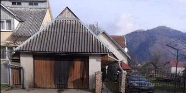 Неизвестные бросили "коктейль Молотова" в дом кассира религиозной общины в Закарпатье