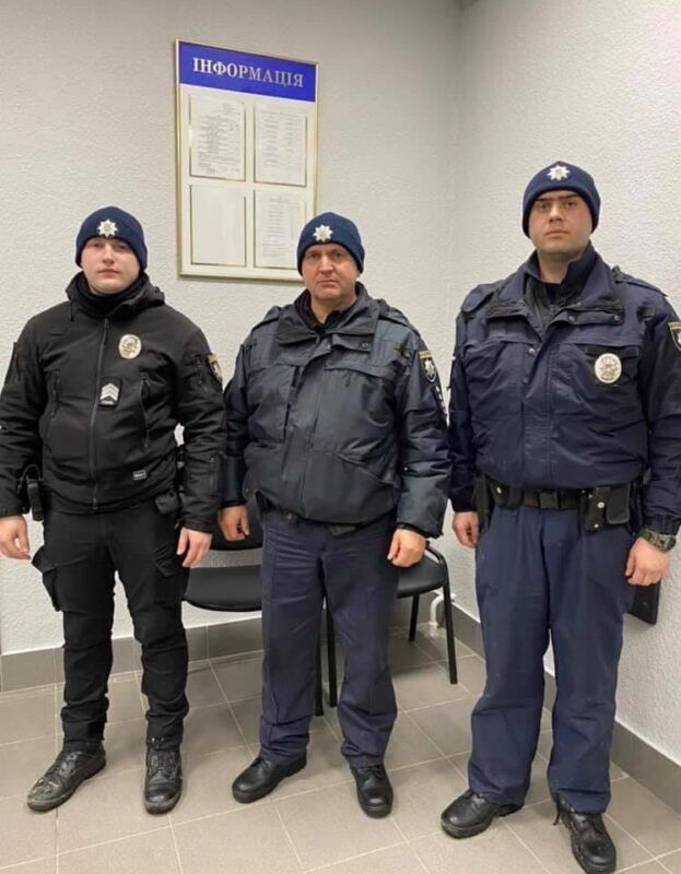 Трое полицейских в Закарпатье отговорили самоубийцу от задуманного