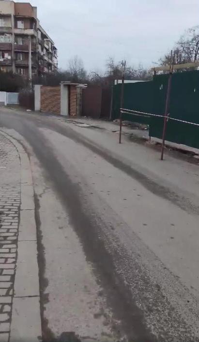 Скандал! В Ужгороде "развлекательное" строительство огородили по... улице!