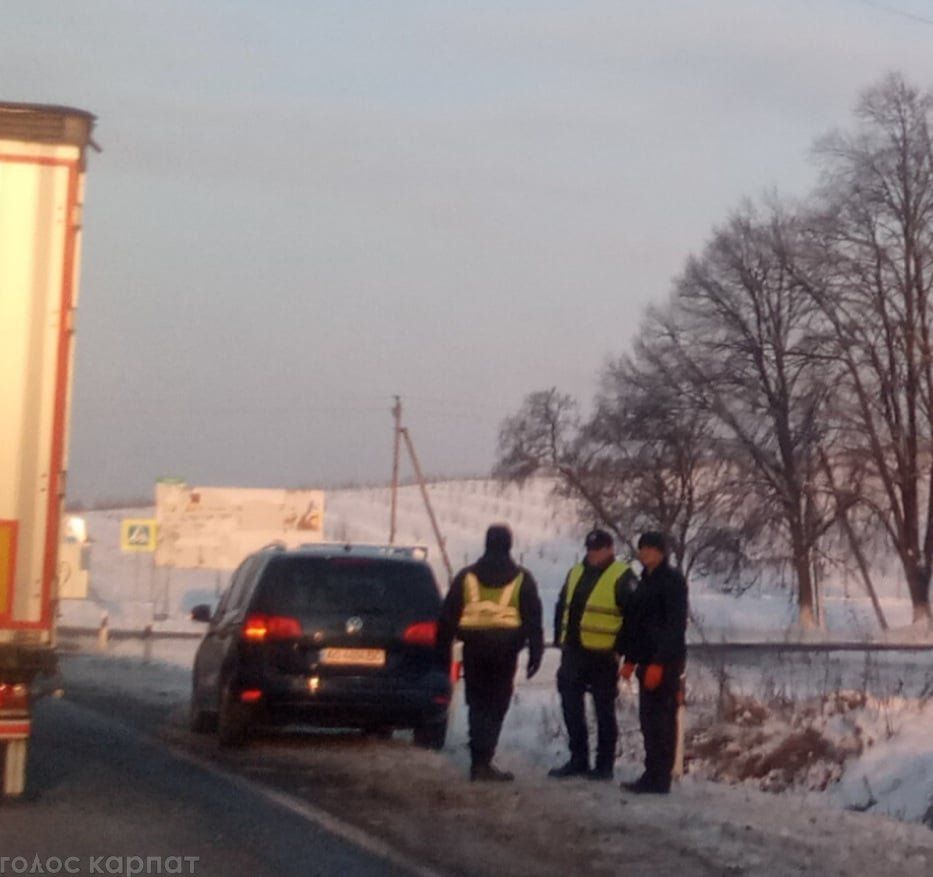 В Закарпатье автомобиль слетел с трассы из-за гололеда