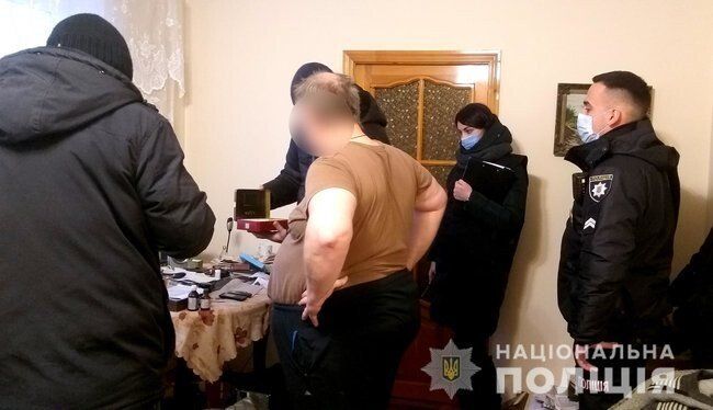 Українське "тріо" поширювало через Інтернет порнографічні фото та відео