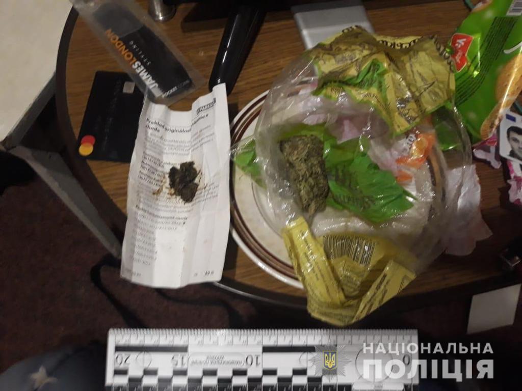 В Мукачево в ходе обысков нашли взрывоопасные предметы, холодное оружие и наркотики