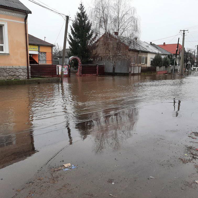 Дорогами в Закарпатье сегодня на автомобиле не проехать - нужны лодки