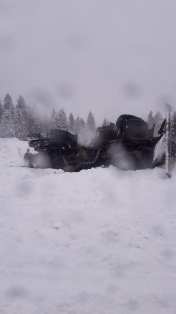 С занесенной снегом трассы Ужгород-Львов полетел в кювет спецавтомобиль