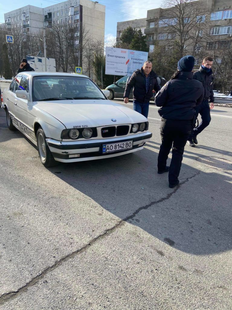 Мужчина на "ровере" попал под колеса легковушки в Ужгороде