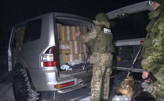 "Упакованный" сигаретами джип задержали возле украинско-румынской границы