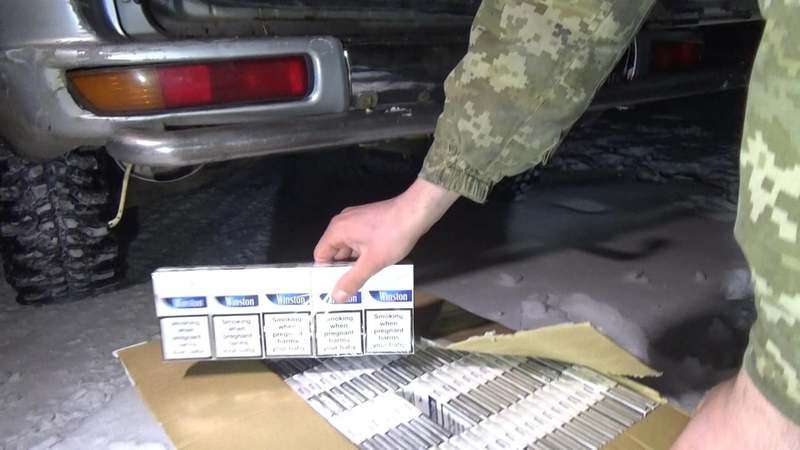 Затриманий біля кордону з Румунією джип був "запакований" контрабандними цигарками