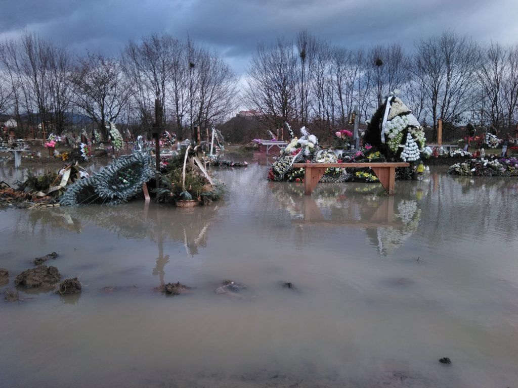 Цвинтар у закарпатському Мукачево пішов під воду
