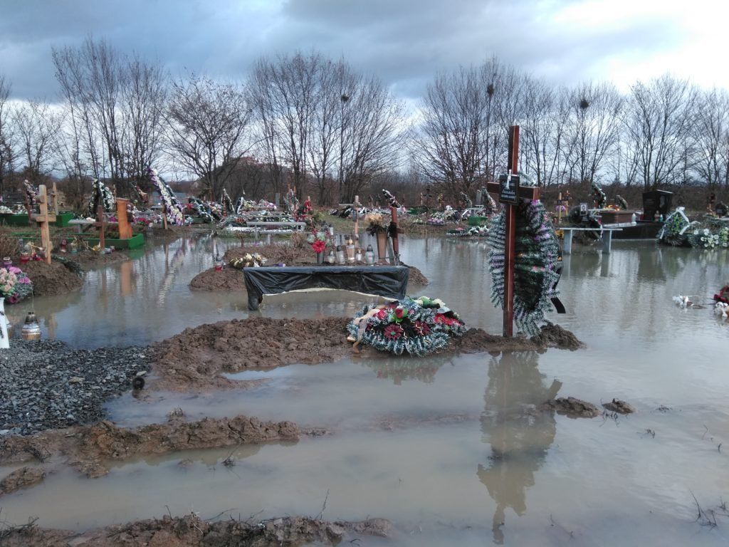 Дожди смывают свежие могилы на кладбище в Мукачево