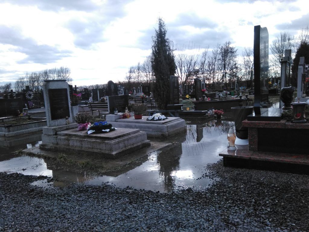 Цвинтар у закарпатському Мукачево пішов під воду