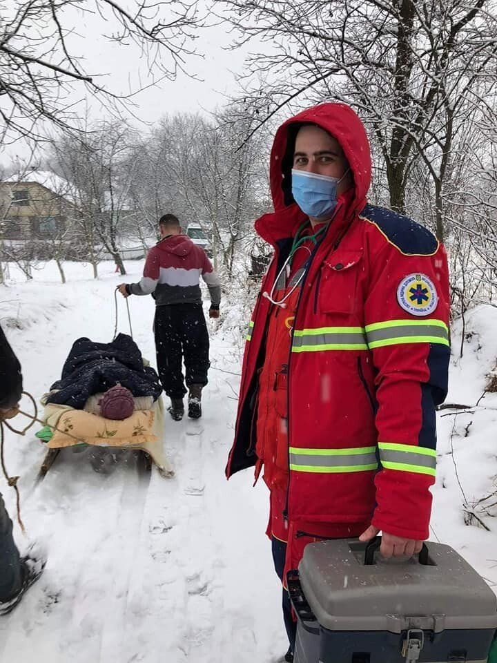 Через великий сніг українку з інфарктом до "Швидкої" змогли доправити лише ...сани