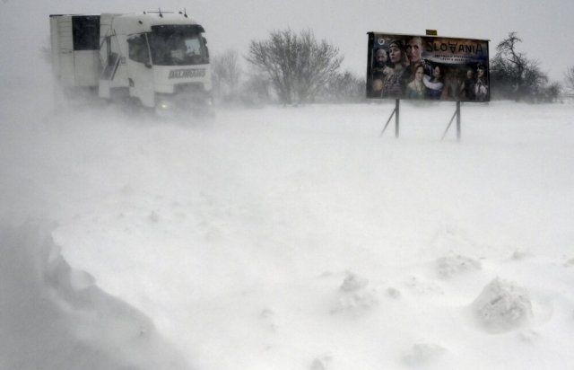 Снігові пастки підстерігають автотранспорт на дорогах у Словаччині