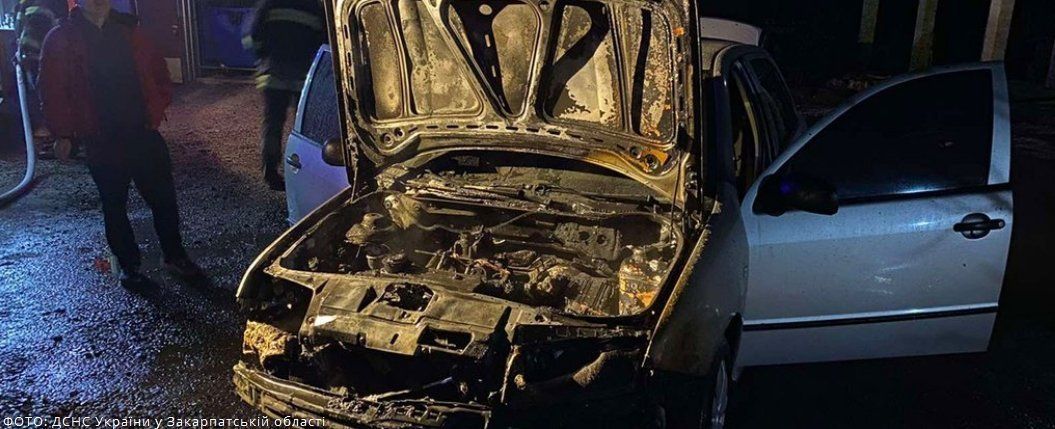 Автомобіль із водієм загорівся у місті на Закарпатті