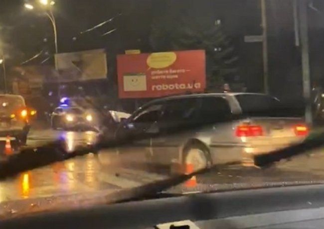 Два автомобиля крепко "поцеловались" в Ужгороде