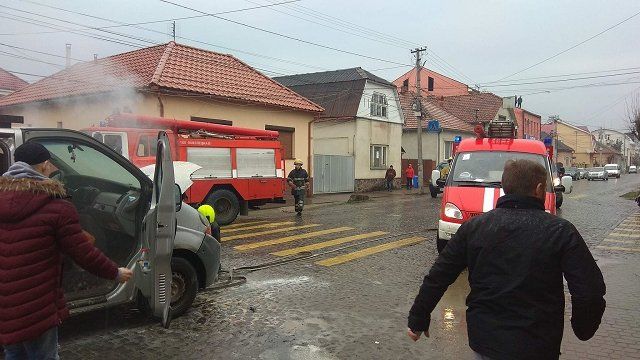 В Мукачево горел микроавтобус