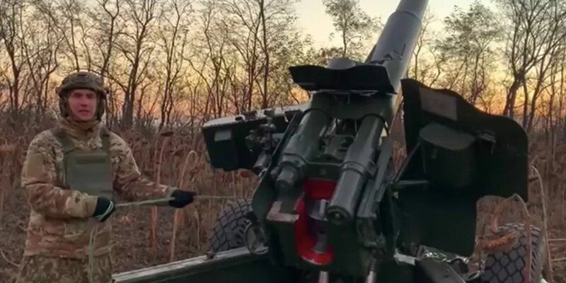  Дегенерат Бутусов опубликовал видео, где он стреляет из пушки на Донбассе