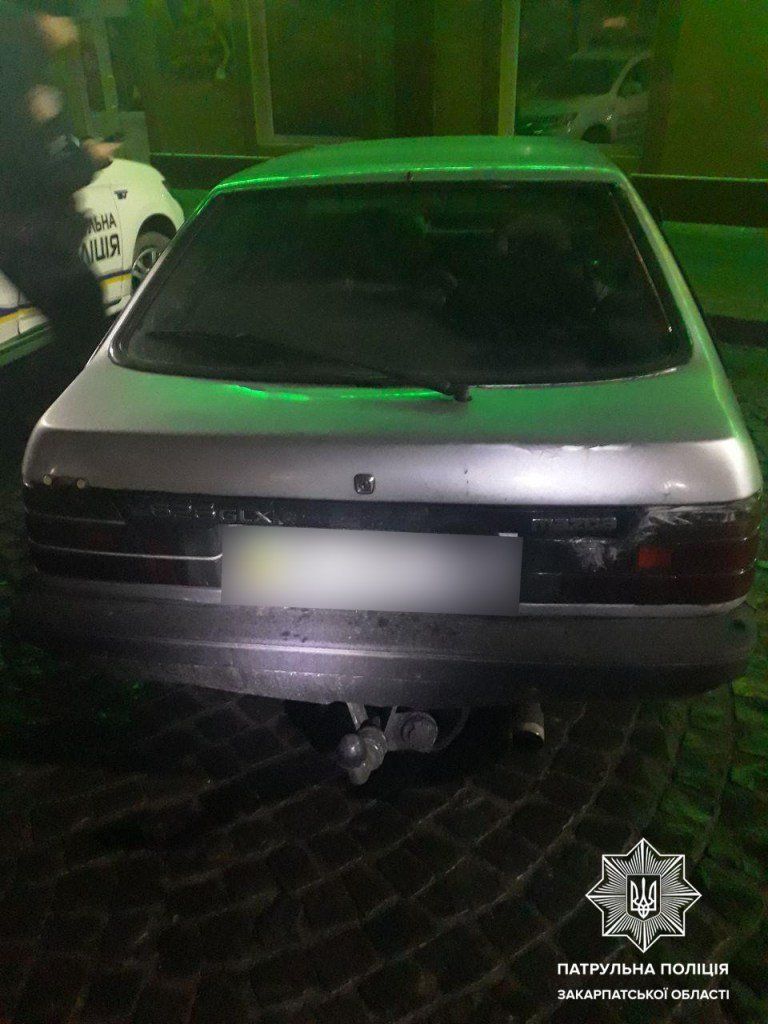 Разбили камнем стекло: В Мукачево "обчистили" на парковке автомобиль