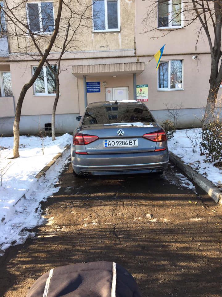 Ні пройти, ні проїхати! В Ужгороді власник іномарки заблокував вхід до дитячої амбулаторії 