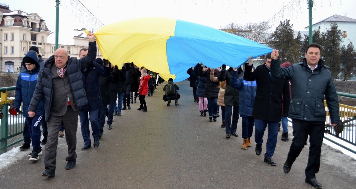 Ужгород. Вулицями столиці Закарпаття пройшла колона патріотів з 100-метровим жовто-блакитним прапором