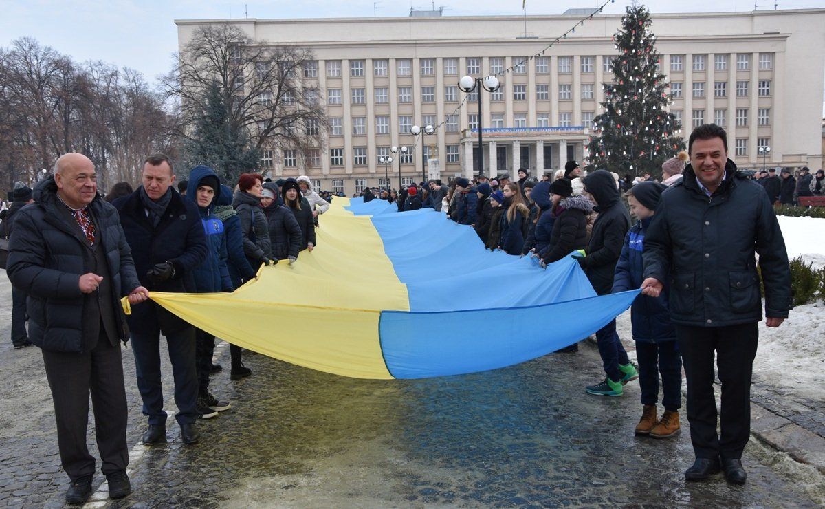 Ужгород. Вулицями столиці Закарпаття пройшла колона патріотів з 100-метровим жовто-блакитним прапором
