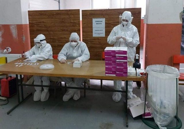 Уже вторые выходные подряд Словакия проводит общенациональное массовое тестирование на коронавирус.