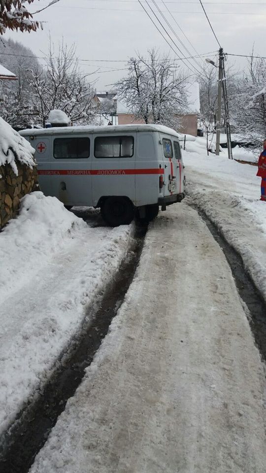 Закарпаття. “Швидка” застрягла у снігу на дорозі в Хусті
