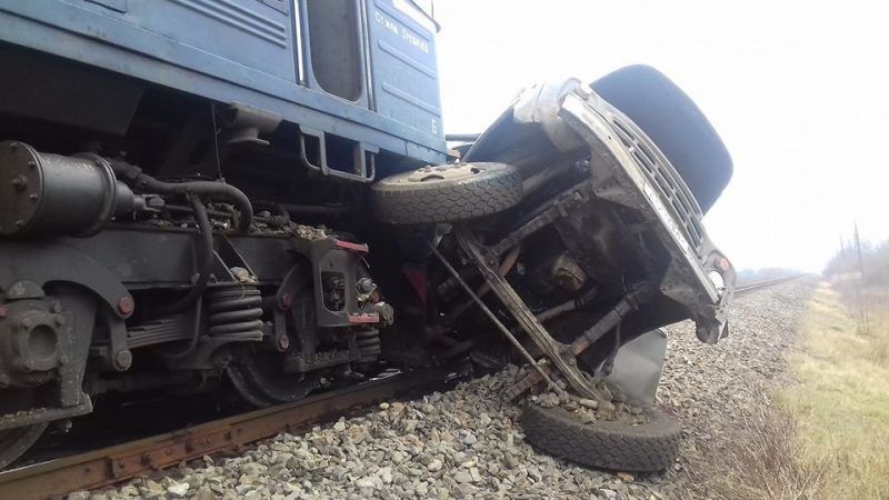 Ужасное ДТП в Закарпатье: Поезд разгромил автомобиль, есть жертвы 