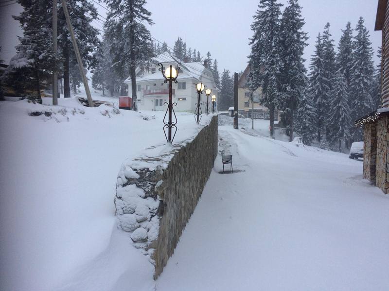 Популярный на всю Украину курорт на Закарпатье утопает в снегу 