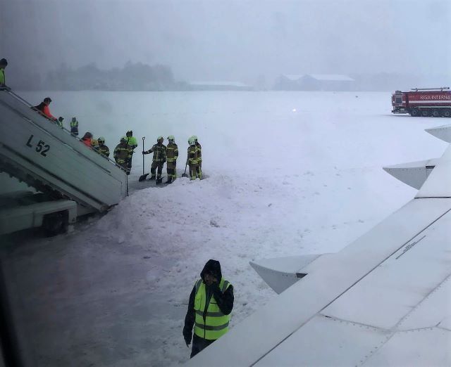 В рижском аэропорту самолет выкатился за пределы полосы и застрял в снегу
