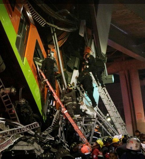 В Мехико мост метро вместе с поездом упал на стоявшие под ним автомобили.