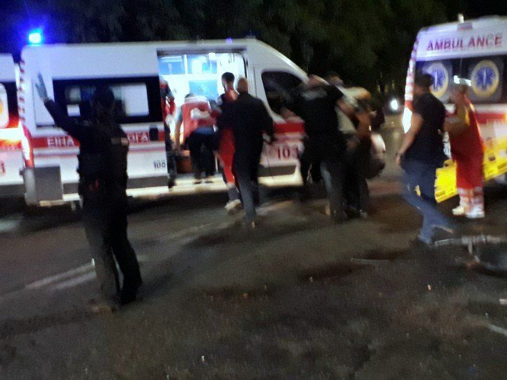 Вночі в Ужгороді визволяли медиків із понівеченої у ДТП "Швидкої"
