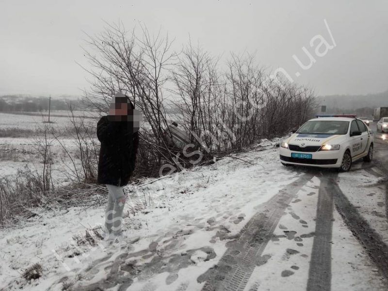 Возле Ужгорода на трассе ДТП: Автомобиль перевернулся на крышу