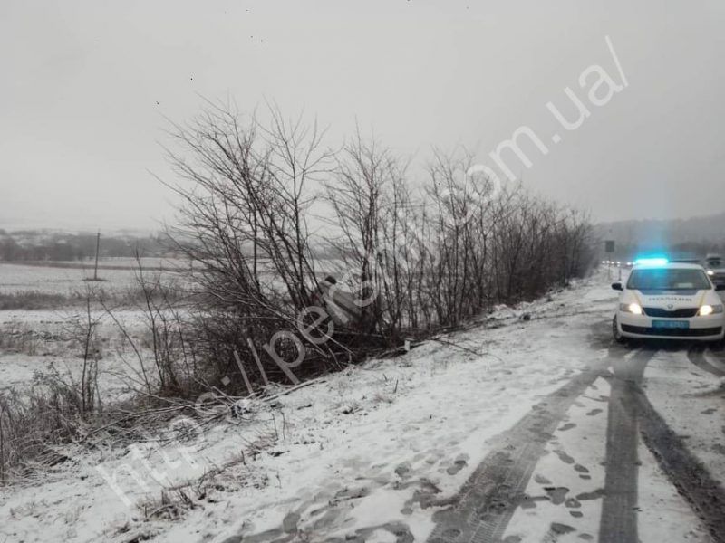 Возле Ужгорода на трассе ДТП: Автомобиль перевернулся на крышу