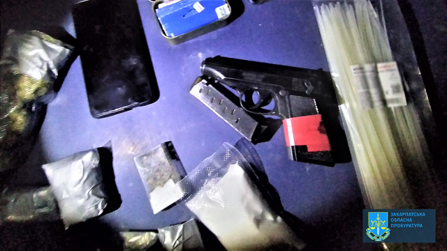 Кокаин и оружие: В Закарпатье задержали столичного наркоторговца на Land Cruiser