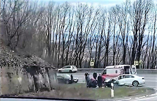 В Закарпатье на трассе не разминулись VW и фура - в аварии пострадала женщина