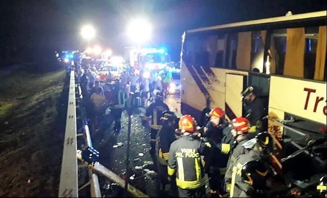 В Италии автобус с туристами из Украины протаранил фуру - 15 пострадавших