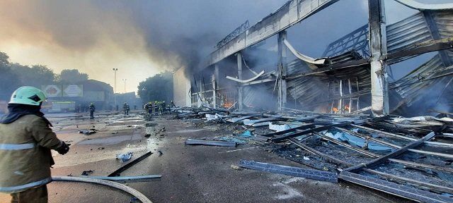 Ракетный обстрел в Кременчуге: Появились первые данные о погибших и раненых 