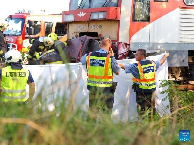 Жуткое ДТП в Венгрии: Пассажирский поезд раздавил полную людей легковушку
