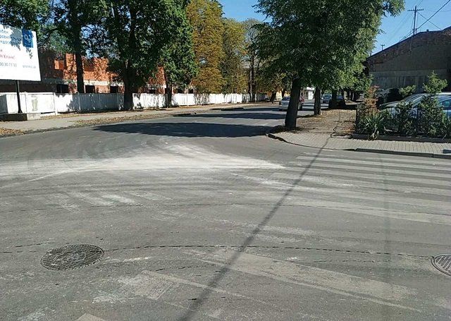В Ужгороді водія, що розплескав по вулиці бетон, піймали відеокамерами 