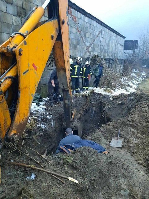 Трагедия в Закарпатье - 30-летнего мужчину засыпало землей, он погиб 